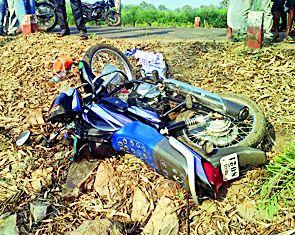 One injured in a two-wheeler accident | दुचाकी अपघातात एक जखमी One injured in a two-wheeler accident | दुचाकी अपघातात एक जखमी