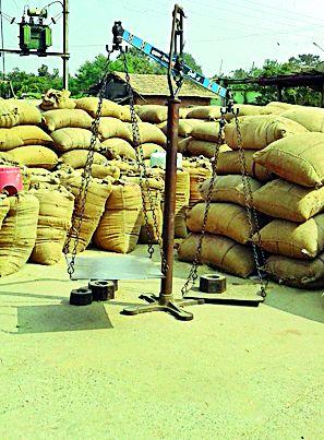 Purchase of backyard rain fall | परतीच्या पावसाचा धान खरेदीला फटका