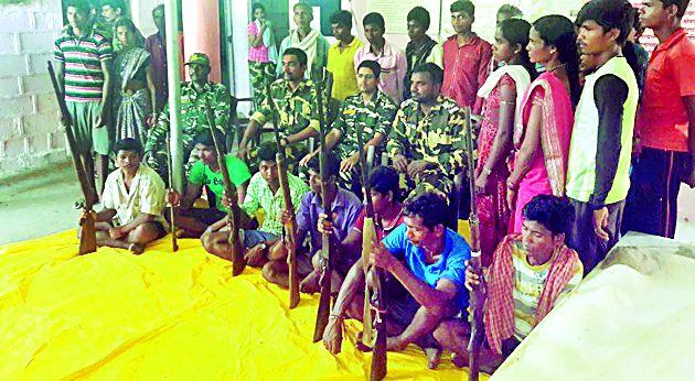 Submit to the sixth bullet | सहा भरमार बंदुका केल्या जमा