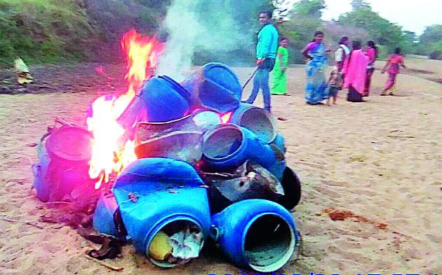 Femdom mugs | महिलांची मोहफूल हातभट्टीवर धाड Femdom mugs | महिलांची मोहफूल हातभट्टीवर धाड