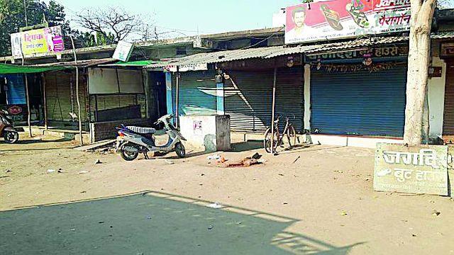 Finished the applesauce | आष्टीत पाळला कडकडीत बंद Finished the applesauce | आष्टीत पाळला कडकडीत बंद