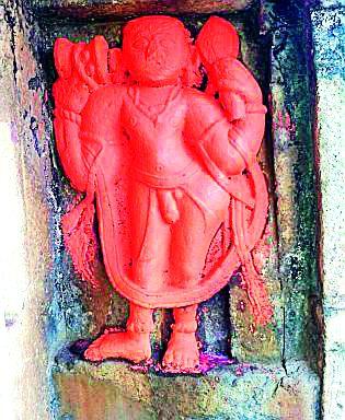 The sculpture breaks down Shandur | मूर्त्यांना फासला शेंदूर The sculpture breaks down Shandur | मूर्त्यांना फासला शेंदूर