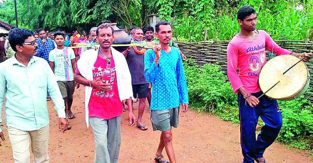 Expiry of liquor in Kharagi village | खरगी गावात निघाली दारूची अंत्ययात्रा Expiry of liquor in Kharagi village | खरगी गावात निघाली दारूची अंत्ययात्रा