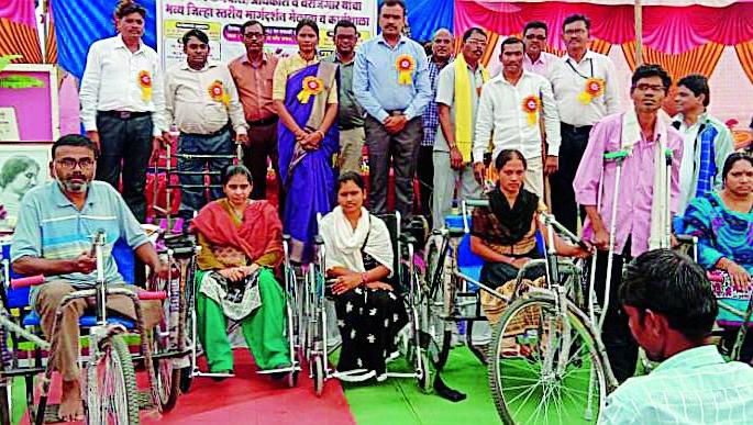 Many demons have the power to live | अनेक दिव्यांगांना मिळाले जगण्याचे बळ Many demons have the power to live | अनेक दिव्यांगांना मिळाले जगण्याचे बळ