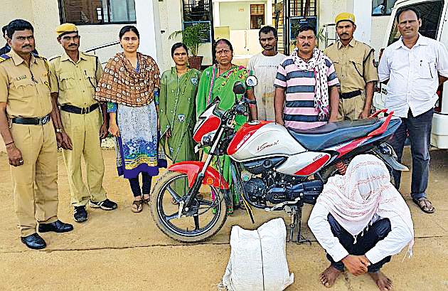 Woman caught in a bribe | वाकडीत महिलांनी पकडली दारू Woman caught in a bribe | वाकडीत महिलांनी पकडली दारू