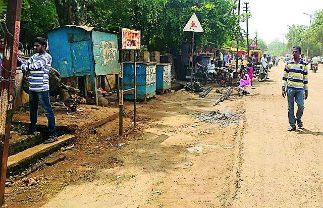 Hammer on the road for encroaching | मार्गासाठी अतिक्रमणावर हतोडा Hammer on the road for encroaching | मार्गासाठी अतिक्रमणावर हतोडा