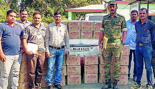 Two million 88 thousand country liquor seized from the car | कारमधून २ लाख ८८ हजार रूपयांची देशी दारू जप्त Two million 88 thousand country liquor seized from the car | कारमधून २ लाख ८८ हजार रूपयांची देशी दारू जप्त