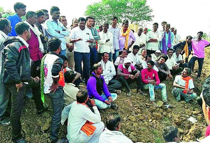 Distribution of cows to farmers by token method | टोकन पद्धतीने शेतकऱ्यांना गाईंचे वाटप Distribution of cows to farmers by token method | टोकन पद्धतीने शेतकऱ्यांना गाईंचे वाटप
