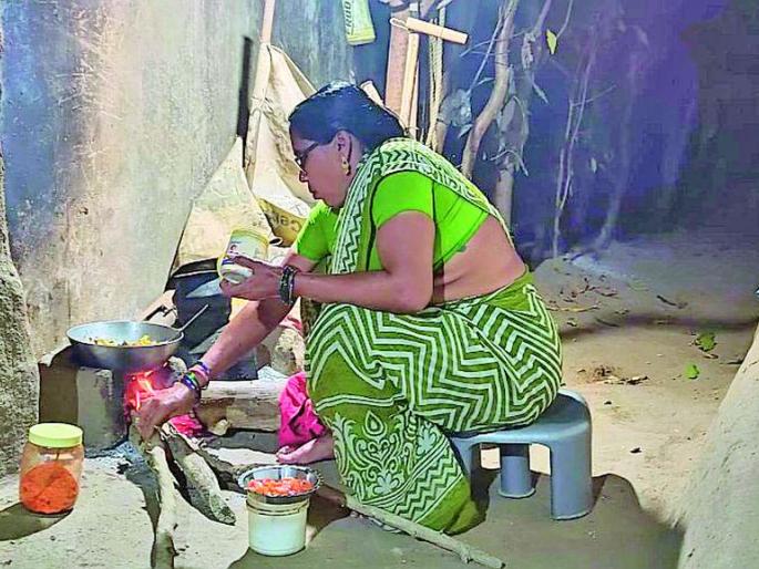 Thousands of 'bright' came back to the stove | हजारो ‘उज्ज्वला’ आल्या पुन्हा चुलीवर