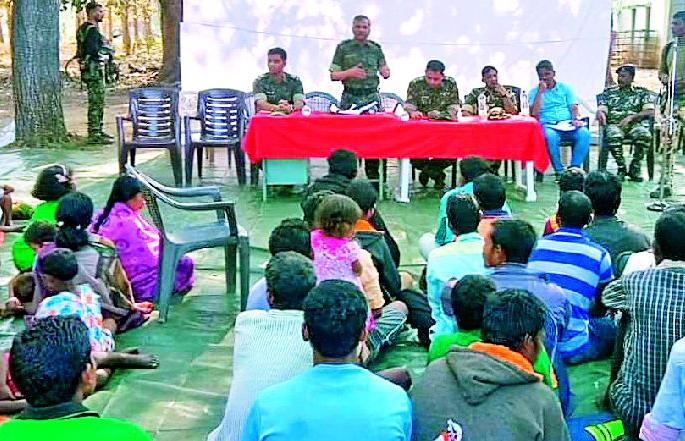 The police console the fearful villagers | भयभीत गावकऱ्यांना पोलिसांचा दिलासा The police console the fearful villagers | भयभीत गावकऱ्यांना पोलिसांचा दिलासा
