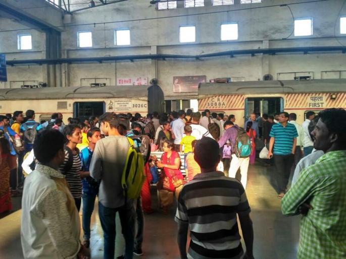 Local climbing breaks in Ghansoli station | घणसोली स्थानकात लोकलचे डबे अनकपल, ट्रान्सहार्बरचा खोळंबा Local climbing breaks in Ghansoli station | घणसोली स्थानकात लोकलचे डबे अनकपल, ट्रान्सहार्बरचा खोळंबा