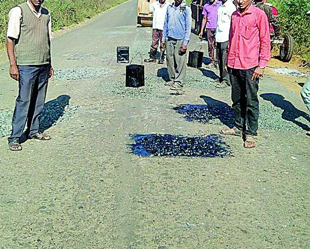 Starting the construction of potholes | खड्डे बुजविण्याच्या कामाला सुरुवात Starting the construction of potholes | खड्डे बुजविण्याच्या कामाला सुरुवात