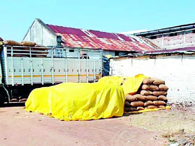 Farmers' rains fall in the open | शेतकऱ्यांचे धान उघड्यावर पडून Farmers' rains fall in the open | शेतकऱ्यांचे धान उघड्यावर पडून
