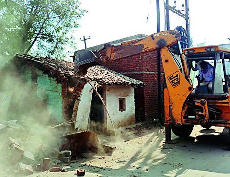 The encroachment was removed from the campaign | अतिक्रमण हटाव मोहिमेचा मुहूर्त निघाला The encroachment was removed from the campaign | अतिक्रमण हटाव मोहिमेचा मुहूर्त निघाला