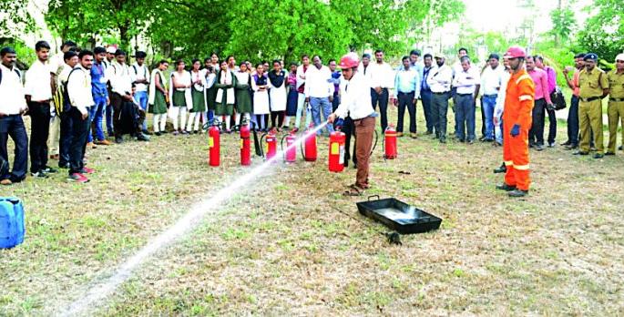 Everyone should protect themselves from heat stroke | प्रत्येकाने उष्माघातापासून स्वत:चे संरक्षण करावे Everyone should protect themselves from heat stroke | प्रत्येकाने उष्माघातापासून स्वत:चे संरक्षण करावे