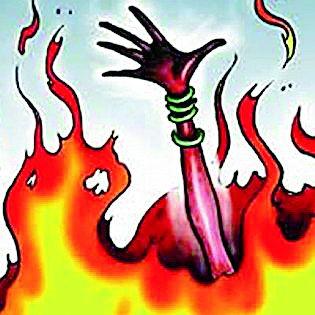 Husband burned his wife alive? | पतीने पत्नीला जिवंत जाळले? Husband burned his wife alive? | पतीने पत्नीला जिवंत जाळले?