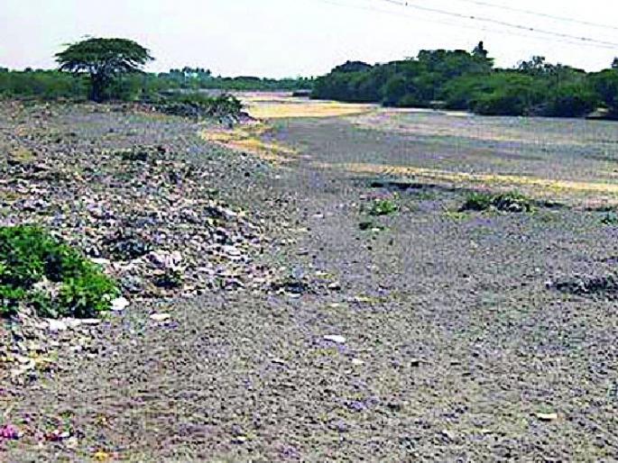 In March, the river became 'Dry' | मार्च महिन्यातच नदीचे पात्र झाले ‘ड्राय’