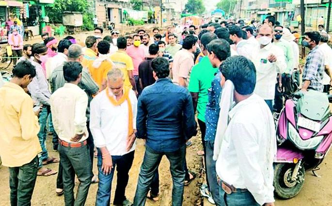 Block Amgaon residents' road for potholes | रस्त्यावरील खड्ड्यांसाठी आमगाववासीयांचे रास्ता रोको