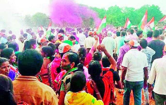 Maharashtra Election 2019 ; Dust to defeat district giants; Voters flouted victory over leading and independent candidates | Maharashtra Election 2019 ; जिल्ह्यातील दिग्गजांना पराभवाची धूळ ; आघाडी व अपक्ष उमेदवारांवर मतदारांनी उधळली विजयाची फुले Maharashtra Election 2019 ; Dust to defeat district giants; Voters flouted victory over leading and independent candidates | Maharashtra Election 2019 ; जिल्ह्यातील दिग्गजांना पराभवाची धूळ ; आघाडी व अपक्ष उमेदवारांवर मतदारांनी उधळली विजयाची फुले