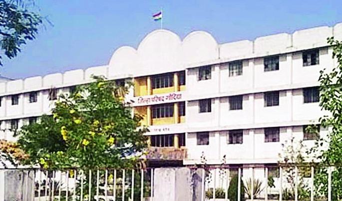 Hundreds of Zilla Parishad employees in panic | जिल्हा परिषदेतील शेकडो कर्मचारी दहशतीत Hundreds of Zilla Parishad employees in panic | जिल्हा परिषदेतील शेकडो कर्मचारी दहशतीत