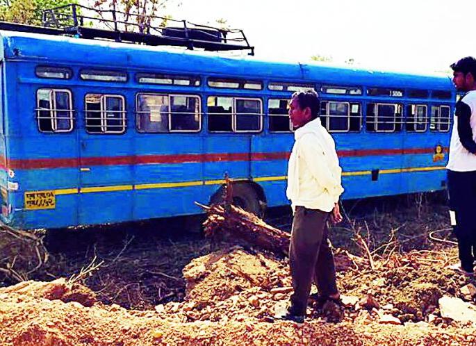 Accidental accidents | सावलीनजीक एसटीला अपघात Accidental accidents | सावलीनजीक एसटीला अपघात