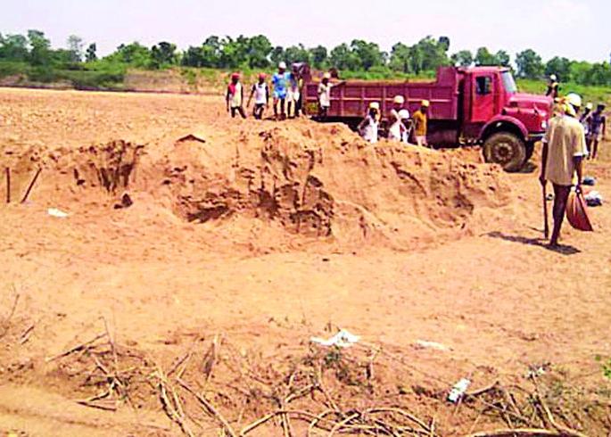 Ghatakuroda Sand Laundering | घाटकुरोडा रेती घाटावरुन चोरटी वाहतूक सुरुच Ghatakuroda Sand Laundering | घाटकुरोडा रेती घाटावरुन चोरटी वाहतूक सुरुच