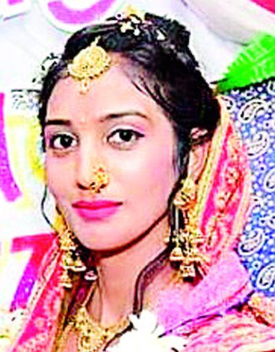 The death of the girl falls on the terrace of the house | घराच्या छतावरून पडून तरुणीचा मृत्यू The death of the girl falls on the terrace of the house | घराच्या छतावरून पडून तरुणीचा मृत्यू