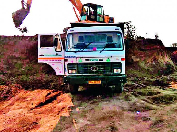 Use of illegal mining in the construction of National Highway | राष्ट्रीय महामार्गाच्या बांधकामात अवैध मुरूमाचा वापर Use of illegal mining in the construction of National Highway | राष्ट्रीय महामार्गाच्या बांधकामात अवैध मुरूमाचा वापर
