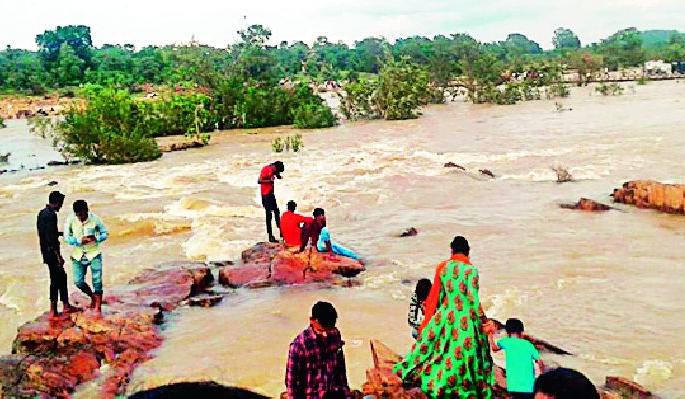 Tourist crowd in Pujaritola dam area | पुजारीटोला धरण परिसरात पर्यटकांची गर्दी Tourist crowd in Pujaritola dam area | पुजारीटोला धरण परिसरात पर्यटकांची गर्दी