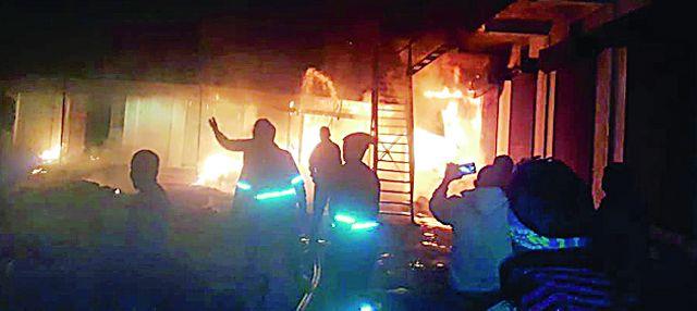 The old market committee took fire | जुन्या बाजार समितीत लागली आग The old market committee took fire | जुन्या बाजार समितीत लागली आग