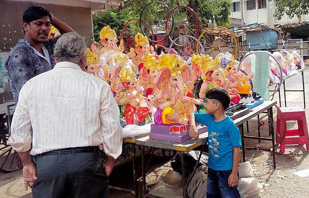 'Final Touch' to the idols | मूर्त्यांना ‘फायनल टच’ 'Final Touch' to the idols | मूर्त्यांना ‘फायनल टच’