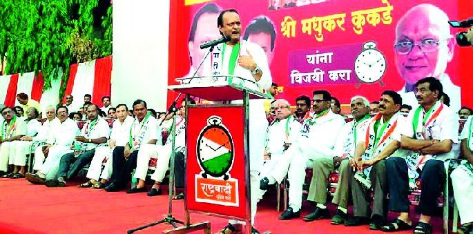 The government is giving carrot to give reservation | सरकार आरक्षण देण्याचे गाजर देत आहे