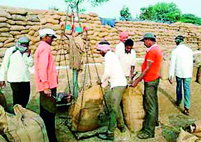 Back to the procurement of institutions with the limit of grain procurement | धान खरेदीच्या मर्यादेने संस्थांची खरेदीकडे पाठ Back to the procurement of institutions with the limit of grain procurement | धान खरेदीच्या मर्यादेने संस्थांची खरेदीकडे पाठ
