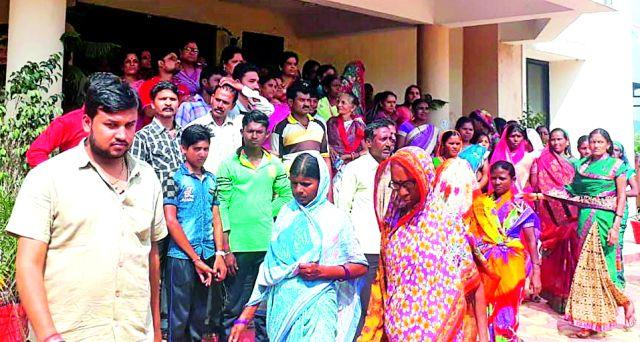 The women are surrounded by guardians | महिलांनी केला पालकमंत्र्याचा घेराव The women are surrounded by guardians | महिलांनी केला पालकमंत्र्याचा घेराव