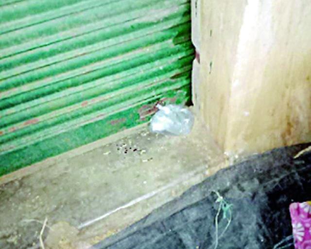 Finally sealed the godown | अखेर गोदामाला सील ठोकले Finally sealed the godown | अखेर गोदामाला सील ठोकले