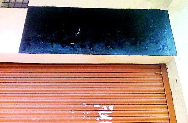 After all, the customer service center locked | अखेर ग्राहक सेवा केंद्र कुलूपबंद After all, the customer service center locked | अखेर ग्राहक सेवा केंद्र कुलूपबंद