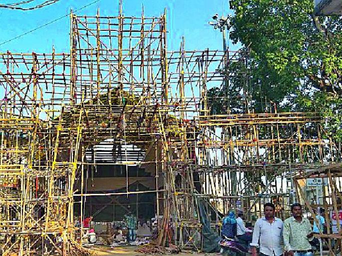 Durga, Sharda, on the street, filed a complaint | रस्त्यावर दुर्गा, शारदा मांडणाऱ्या आठ मंडळावर गुन्हा दाखल Durga, Sharda, on the street, filed a complaint | रस्त्यावर दुर्गा, शारदा मांडणाऱ्या आठ मंडळावर गुन्हा दाखल