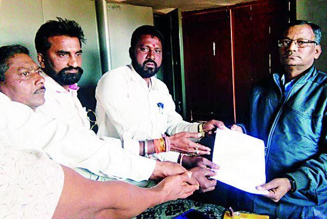 Suspend those teachers' teachers | ‘त्या’ शिक्षकाला निलंबित करा Suspend those teachers' teachers | ‘त्या’ शिक्षकाला निलंबित करा