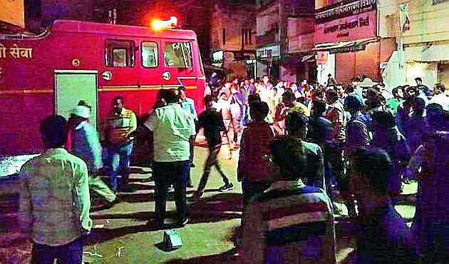 Due to a short circuit, fireworks shops are in the fire | शार्ट सर्कीटमुळे भांड्याच्या दुकानाला आग Due to a short circuit, fireworks shops are in the fire | शार्ट सर्कीटमुळे भांड्याच्या दुकानाला आग