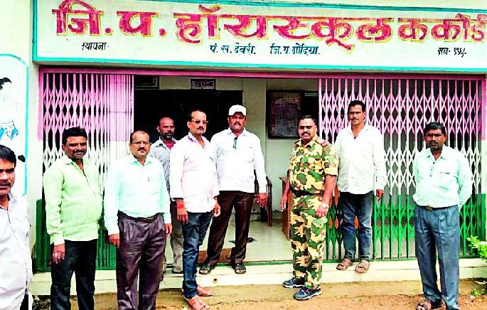 School lockup opened after the assurance of Thane | ठाणेदाराच्या आश्वासनानंतर उघडले शाळेचे कुलूप School lockup opened after the assurance of Thane | ठाणेदाराच्या आश्वासनानंतर उघडले शाळेचे कुलूप