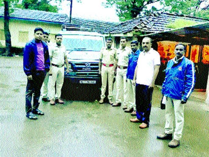 Seven hundred pieces of gold seized along with seals | सागाच्या लाकडांसह सव्वातीन लाखांचा मुद्देमाल जप्त Seven hundred pieces of gold seized along with seals | सागाच्या लाकडांसह सव्वातीन लाखांचा मुद्देमाल जप्त