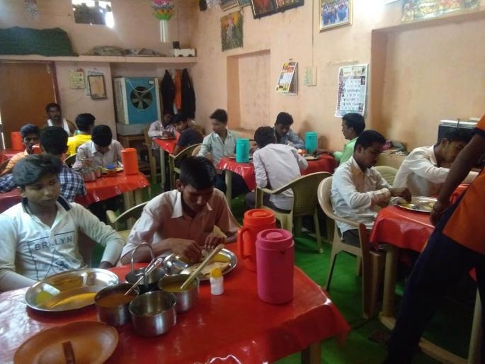 Free meals for 'poor' students | होतकरु गरीब विद्यार्थ्यांना ‘आदर्श’मध्ये मोफत जेवण Free meals for 'poor' students | होतकरु गरीब विद्यार्थ्यांना ‘आदर्श’मध्ये मोफत जेवण