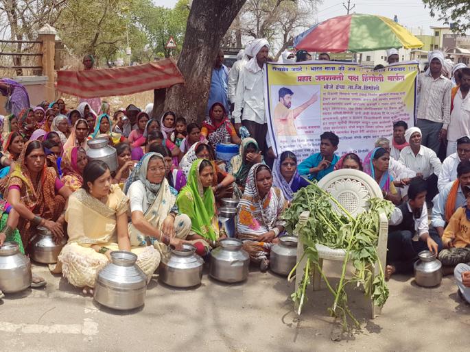 Ghaghar Morcha for water on District Kacheri, ZP | जिल्हा कचेरी, जि.प.वर पाण्यासाठी घागर मोर्चा  Ghaghar Morcha for water on District Kacheri, ZP | जिल्हा कचेरी, जि.प.वर पाण्यासाठी घागर मोर्चा