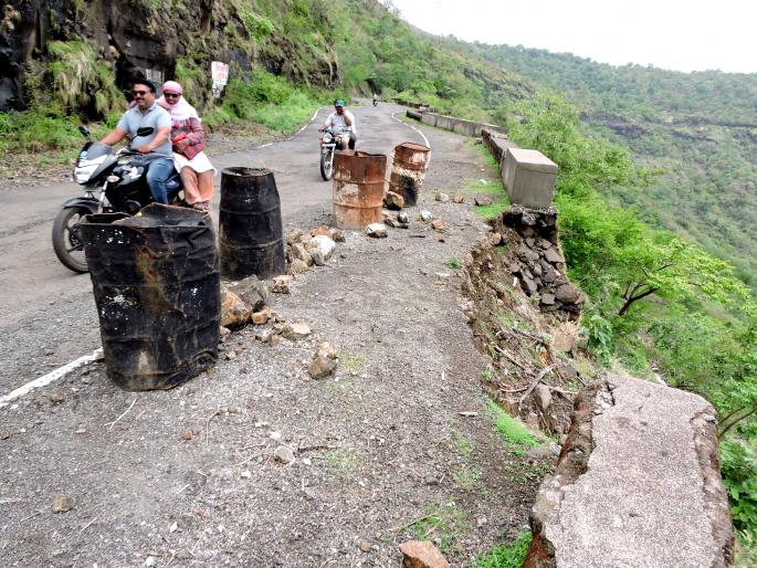 Yateshwar Ghat: road collapses; Cuddle of rocks | यवतेश्वर घाट : रस्ता खचला; कठड्यांचा कडेलोट Yateshwar Ghat: road collapses; Cuddle of rocks | यवतेश्वर घाट : रस्ता खचला; कठड्यांचा कडेलोट