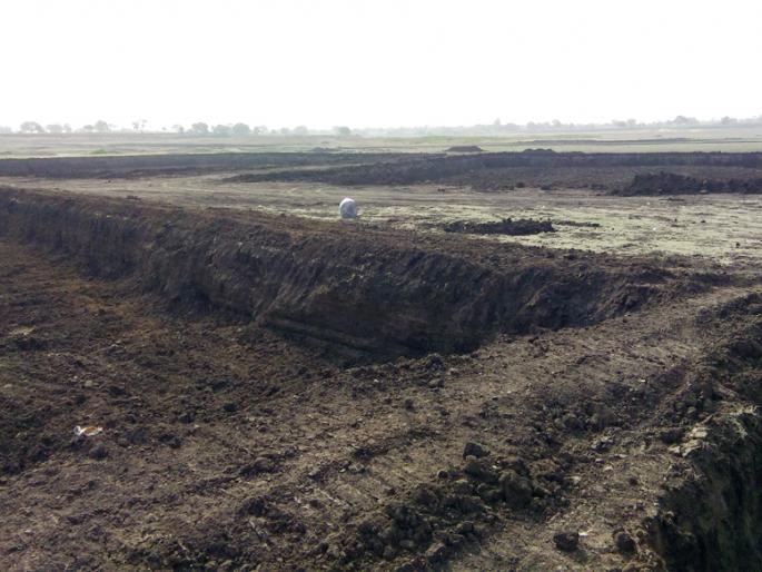 4 lakh cubic feet of mud removed from Jui dam i | दानापूर येथील जुई धरणातून काढला ४ लाख घनफूट गाळ 4 lakh cubic feet of mud removed from Jui dam i | दानापूर येथील जुई धरणातून काढला ४ लाख घनफूट गाळ