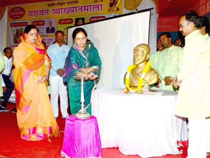 Easy to get parents But it is difficult to be guardian | आई-वडील होणे सोपे; पण पालक होणे अवघड Easy to get parents But it is difficult to be guardian | आई-वडील होणे सोपे; पण पालक होणे अवघड