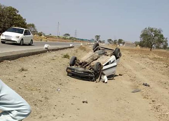 Four people injured in the accident | अपघातात चार जण जखमी Four people injured in the accident | अपघातात चार जण जखमी