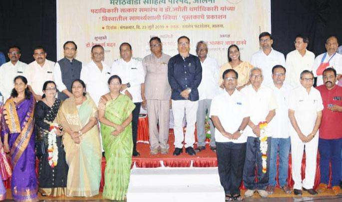 It is the duty of the citizens to be thankful for the sacrifices - Devkarna Madan | बलिदान देणाऱ्यांविषयी कृतज्ञता बाळगणे नागरिकांचे कर्तव्य- देवकर्ण मदन It is the duty of the citizens to be thankful for the sacrifices - Devkarna Madan | बलिदान देणाऱ्यांविषयी कृतज्ञता बाळगणे नागरिकांचे कर्तव्य- देवकर्ण मदन