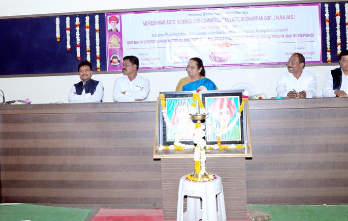 Mahatma Jyotiba Phule was a great reformer | महात्मा जोतिबा फुलेंनी जात, धर्म बदलण्याचे काम केले Mahatma Jyotiba Phule was a great reformer | महात्मा जोतिबा फुलेंनी जात, धर्म बदलण्याचे काम केले