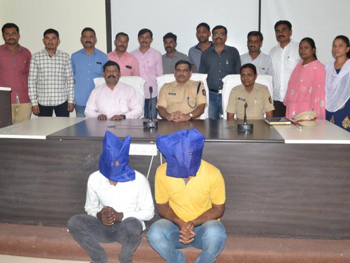 Two robbers arrested | व्यापा-याला लुटणारे दोघे जेरबंद Two robbers arrested | व्यापा-याला लुटणारे दोघे जेरबंद